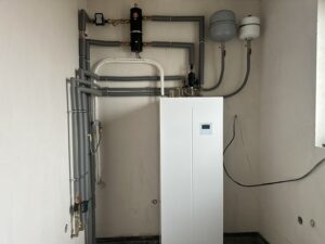 Kompletná strojovňa s tepelným čerpadlom a precízne izolovanými rozvodmi vody a kúrenia.